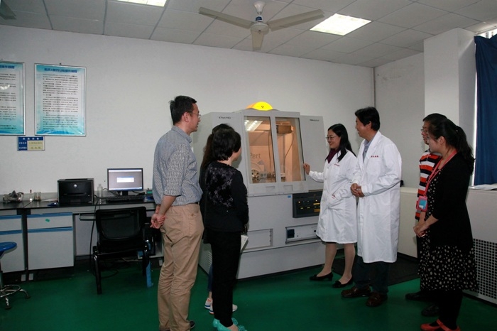 在实验室里搞研发