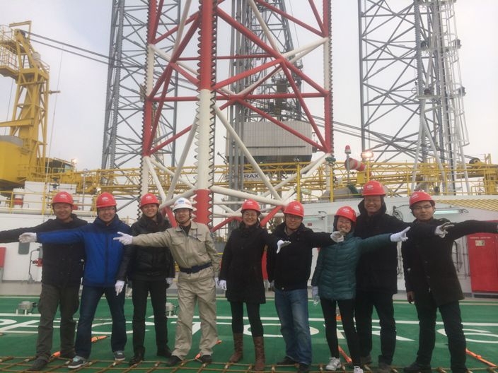 团队成员登上钻井平台现场调研