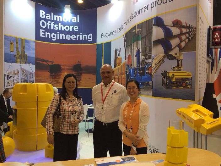 团队成员参加国际石油展览会