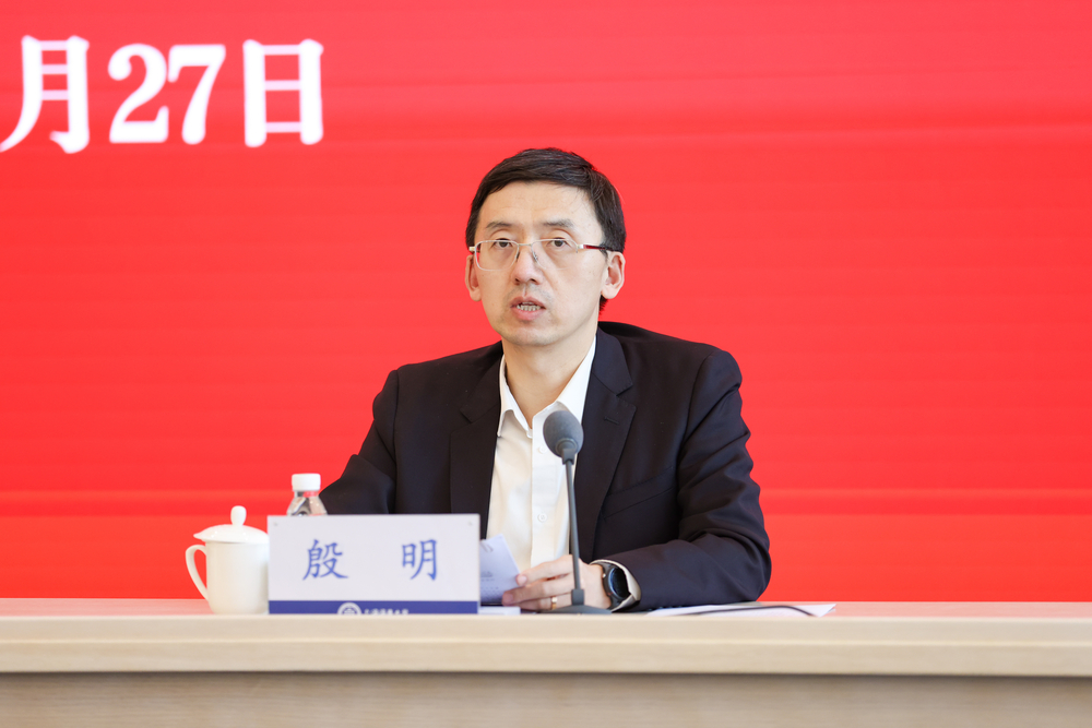 副校长殷明主持开班式