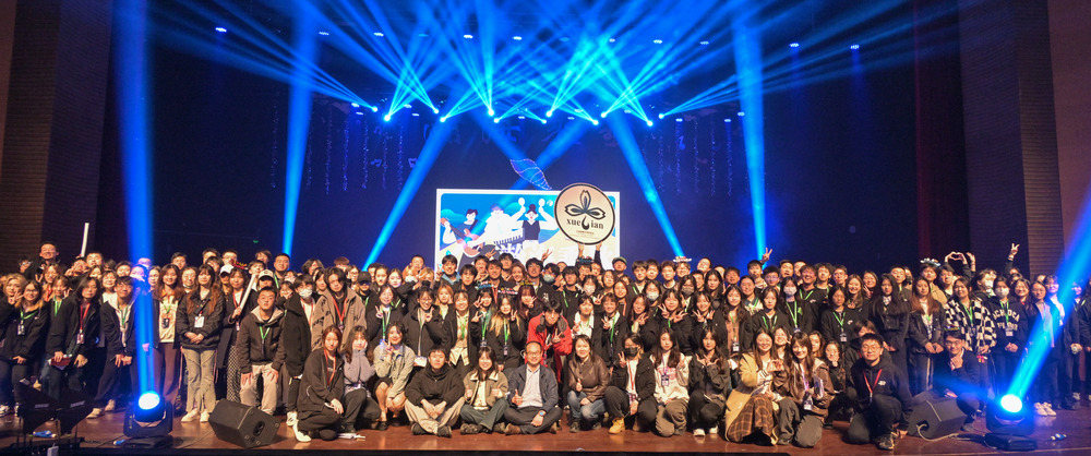 工作人员与参赛选手合照