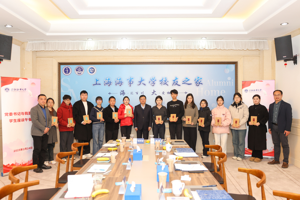 宋书记为学生代表赠送校训笔记本