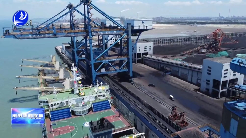 “育明”轮挂满旗，鸣笛一分钟庆贺航海日