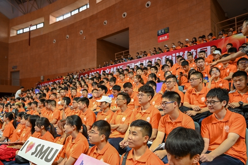 新生们认真听课