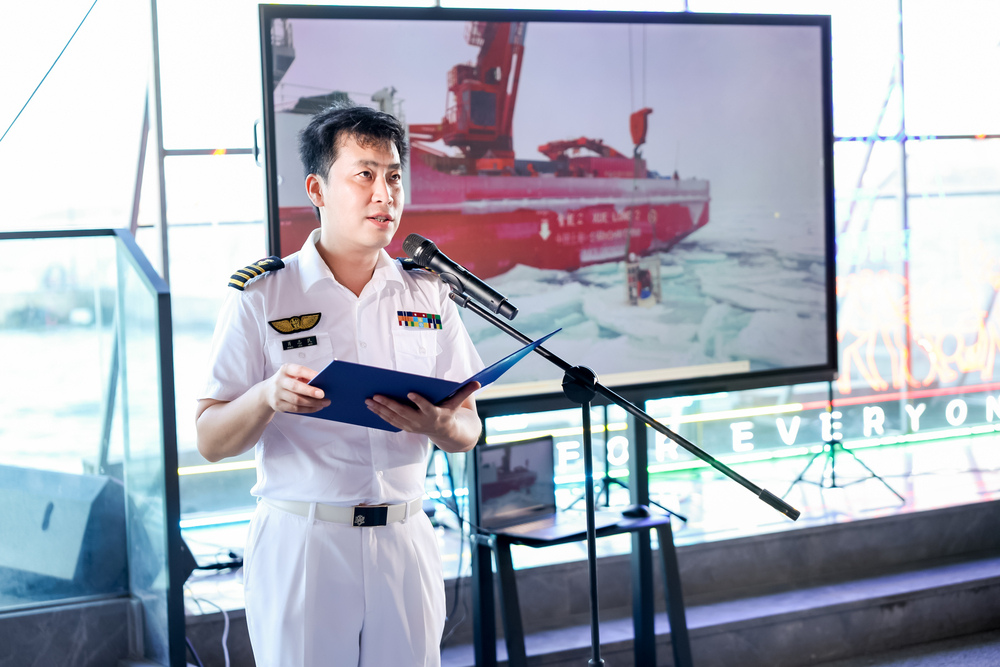 中国极地研究中心高级船长肖志民介绍航海事业