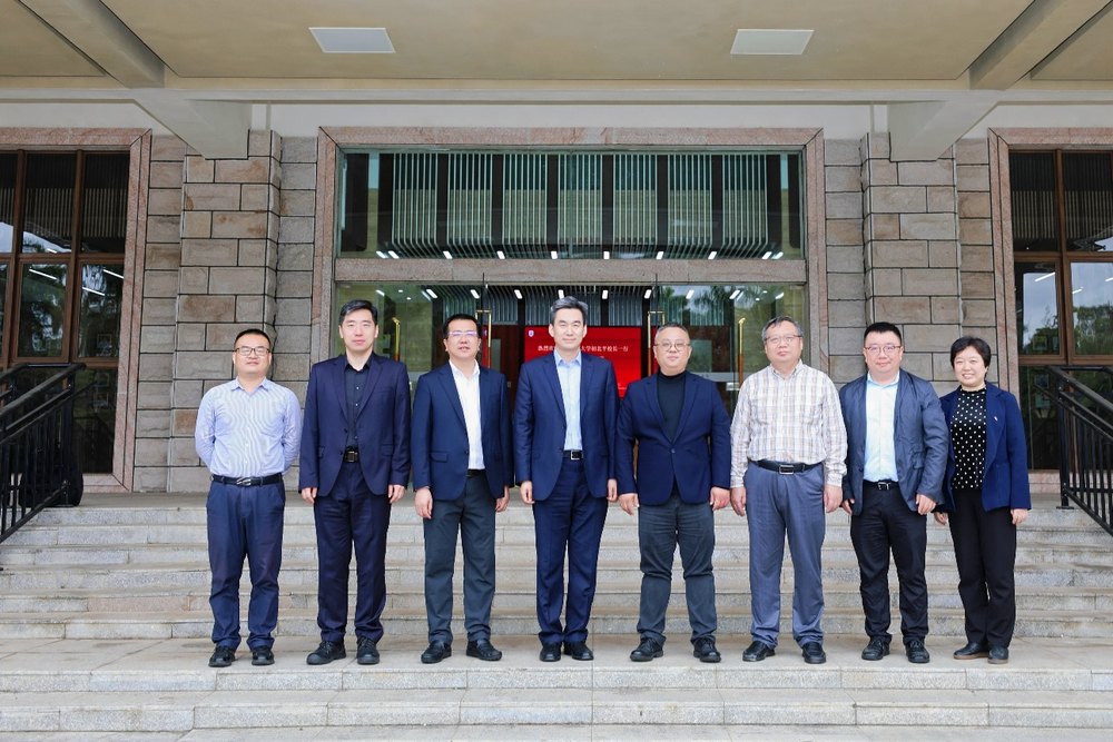 与三亚学院领导合影留念