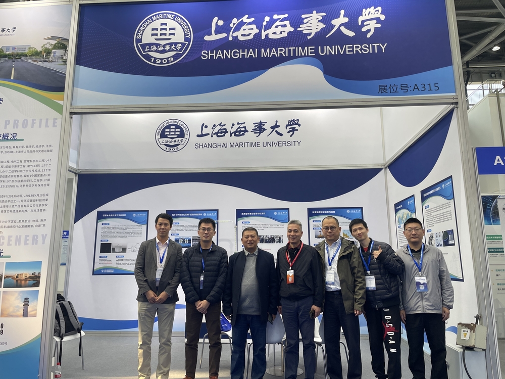 学校参展人员合影