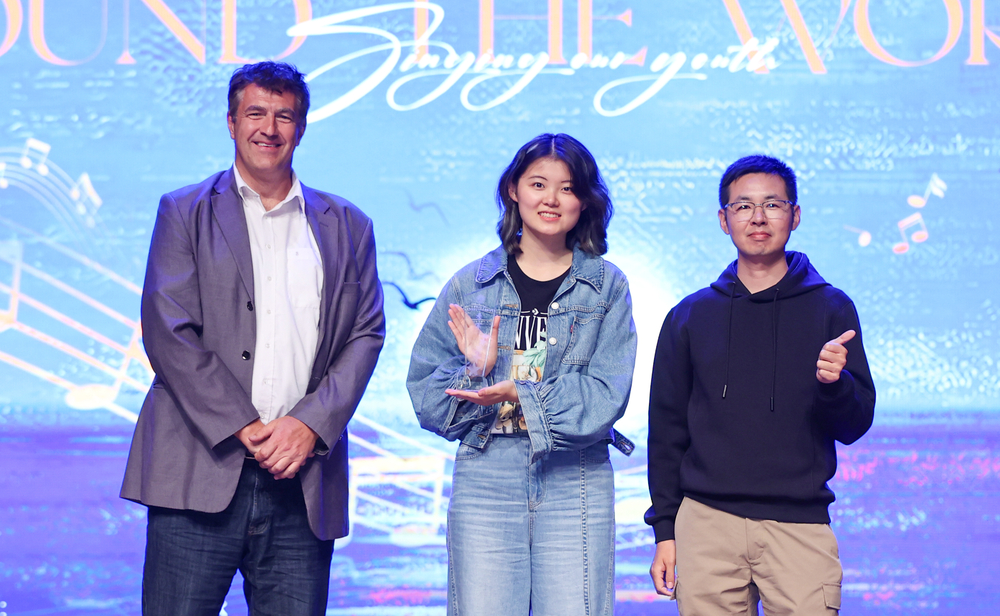 Kia先生和韩帅先生为季军颁奖