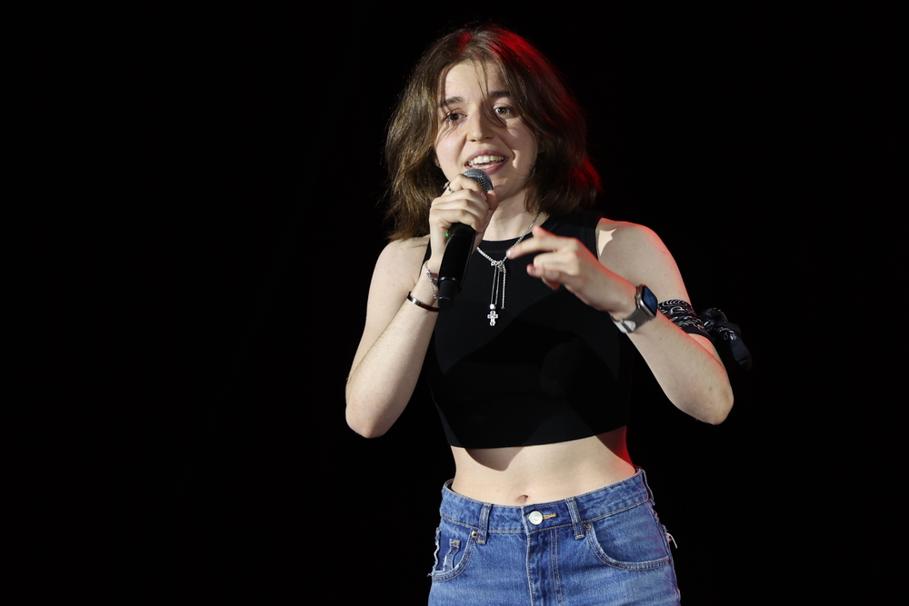 国际教育学院的Mila演唱