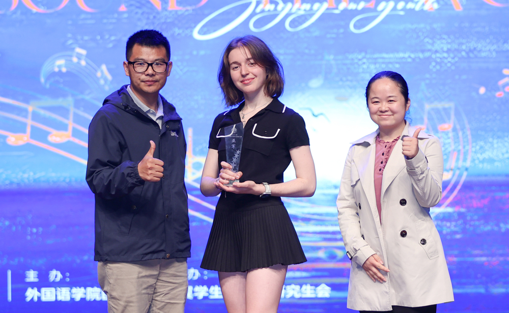 李强老师和陆志燕女士为亚军颁奖