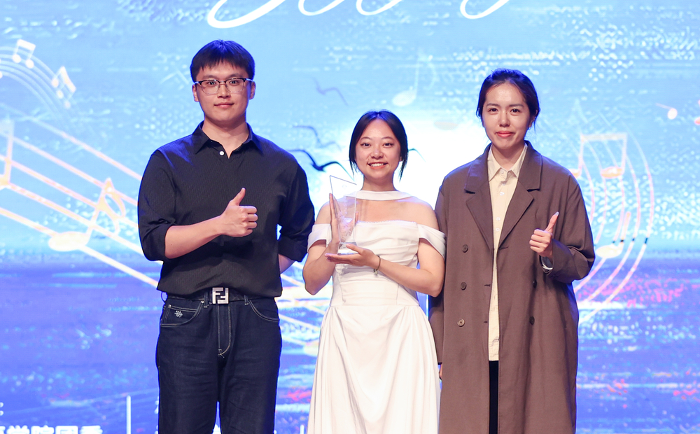 王尹老师和胥涵文老师为最佳人气奖颁奖