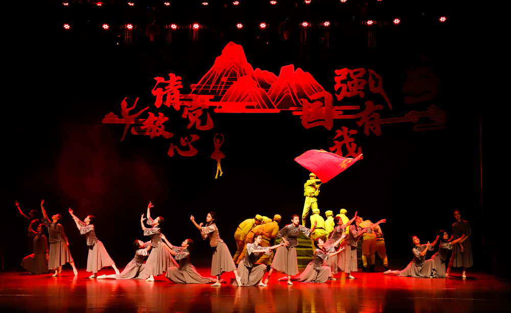 说明: D:/精神文明/评测指标I-4 丰富校园文化，打造特色品牌/II-15 文化育人/图1-5. “请党放心，强国有我”第二十一届集体舞大赛-2021.12.8.jpg图1-5. “请党放心，强国有我”第二十一届集体舞大赛-2021.12.8