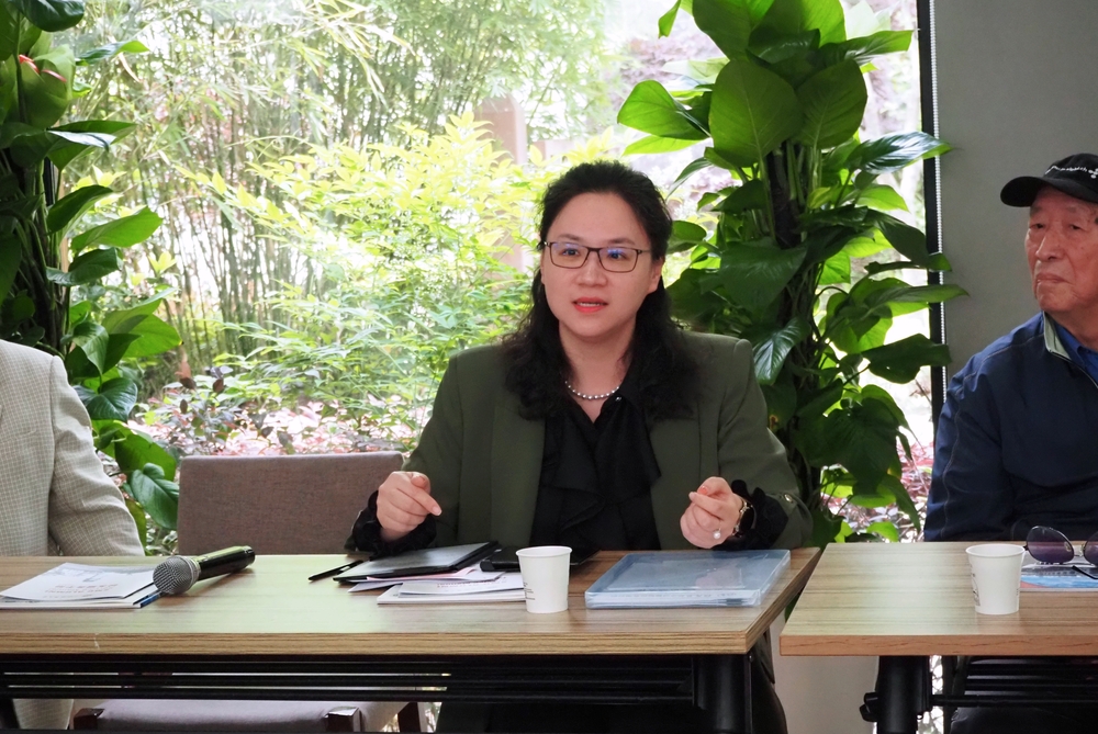 陈佳儿汇报学校和校友会发展近况