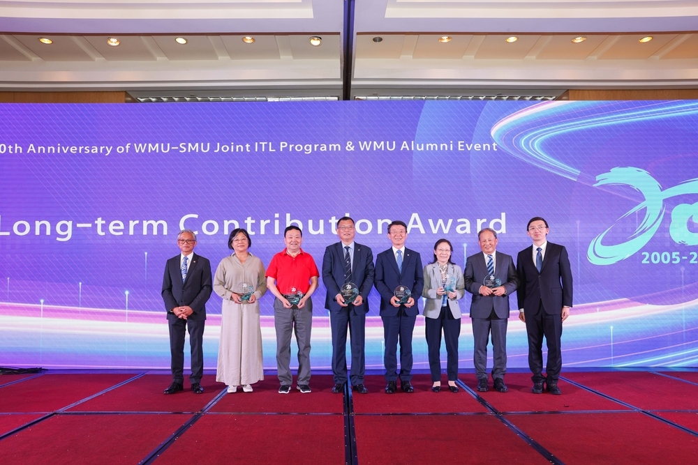 小马克西莫•梅西亚与殷明颁发长期贡献奖