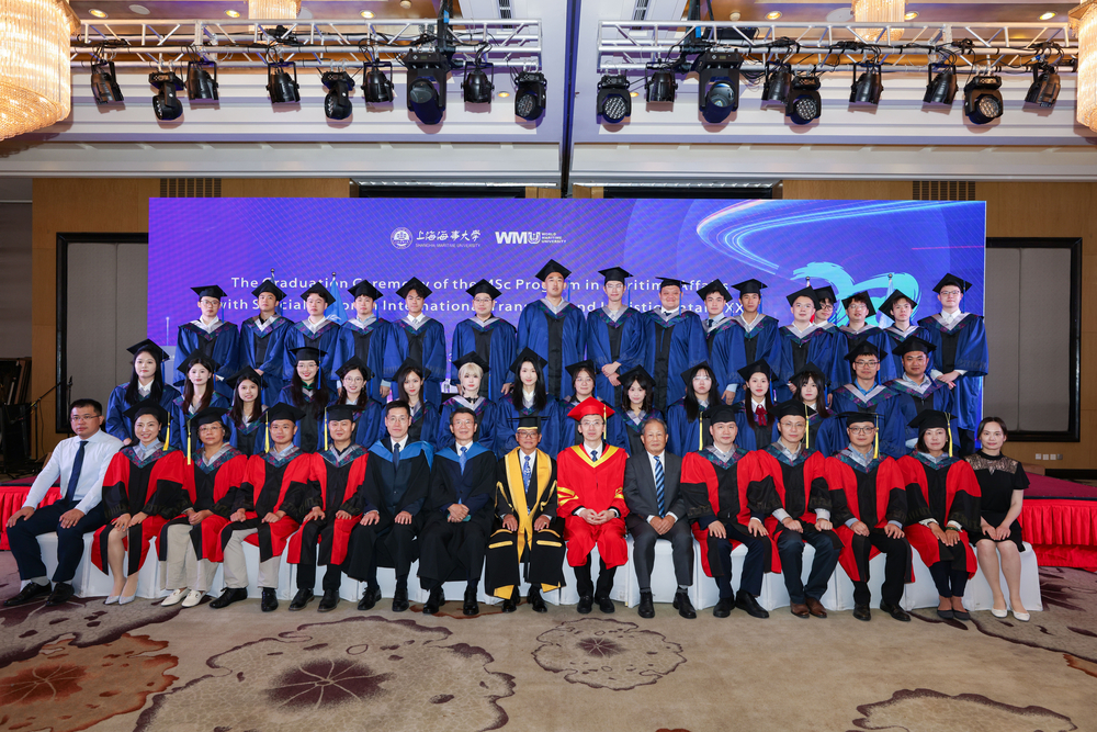 海大班第20届毕业生与嘉宾、教职工合影