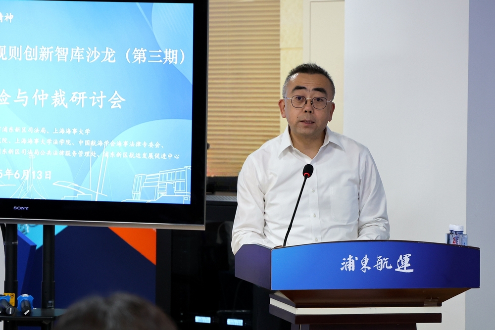 上海海事大学党委副书记、纪委书记严大龙主持开幕仪式