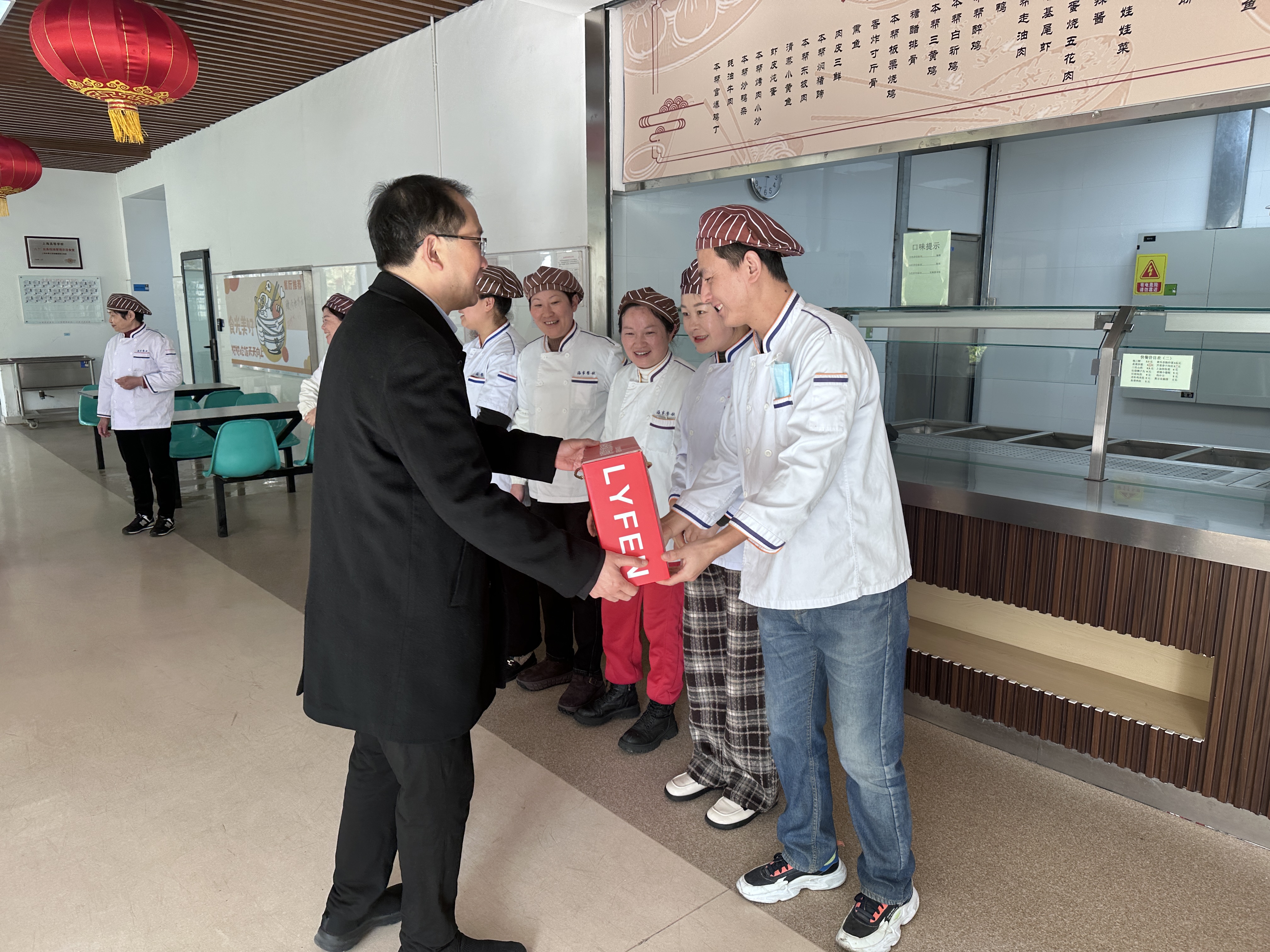 曹荣瑞看望食堂工作人员
