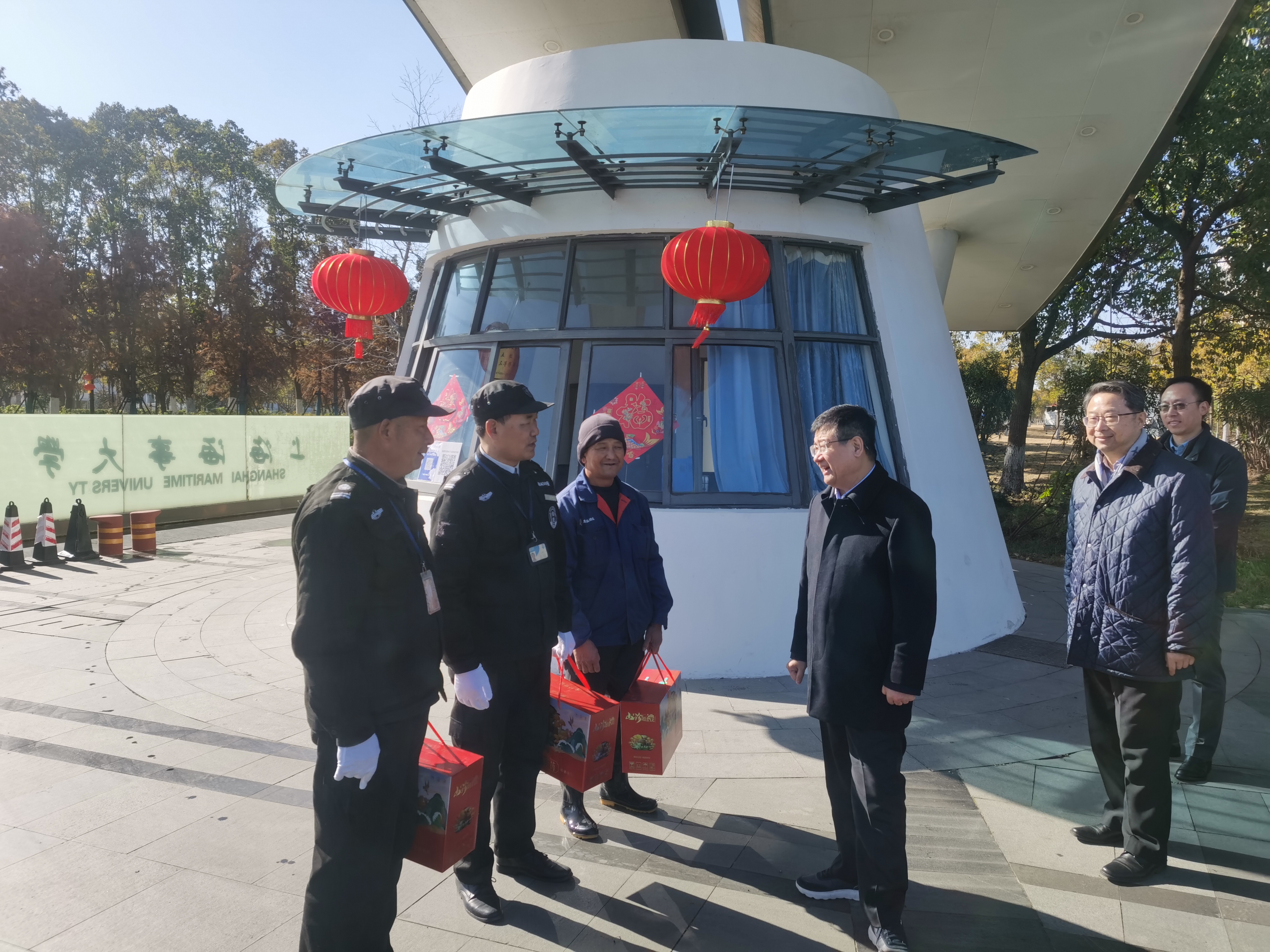 宋宝儒向校门值班人员致以新春慰问