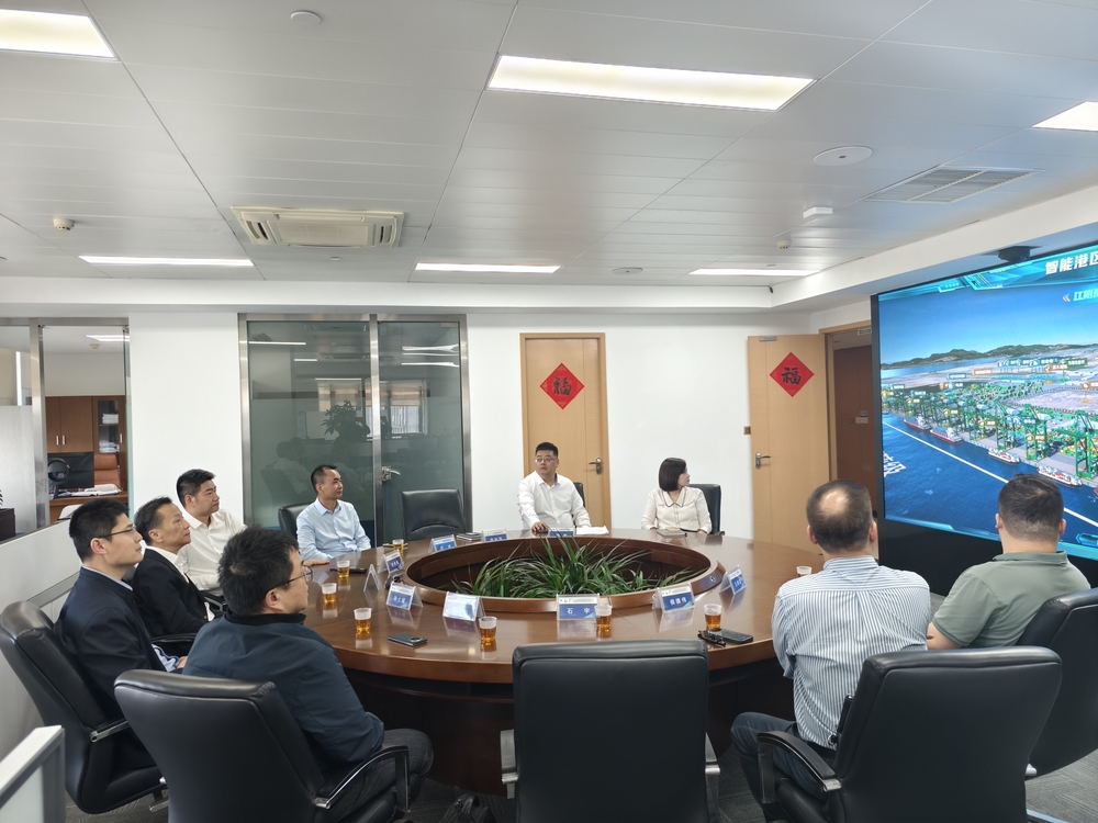 观摩生产经营驾驶舱