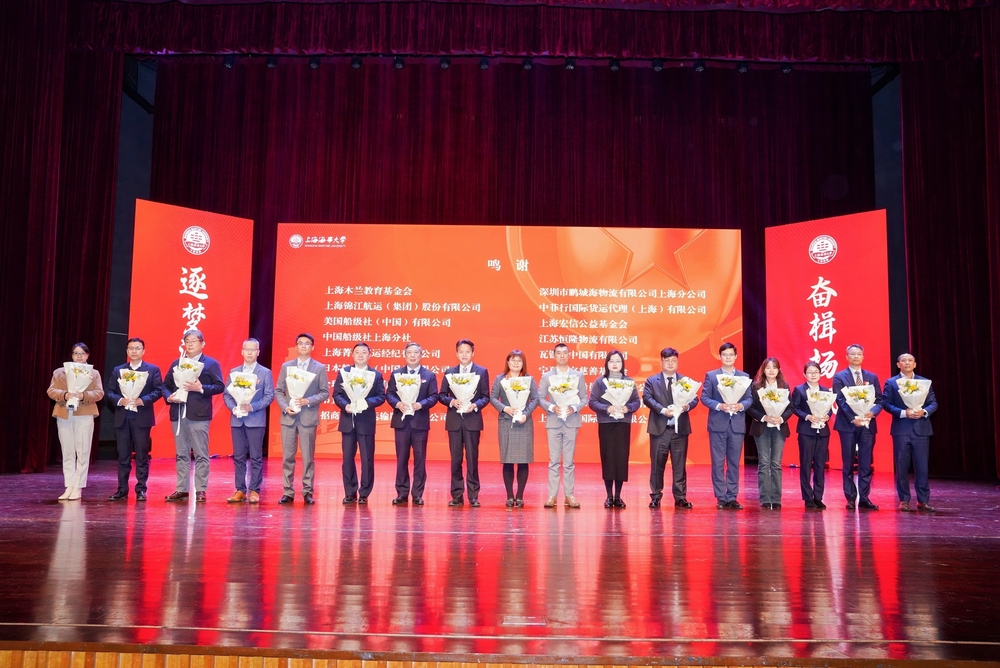 向嘉宾献花（第一批）