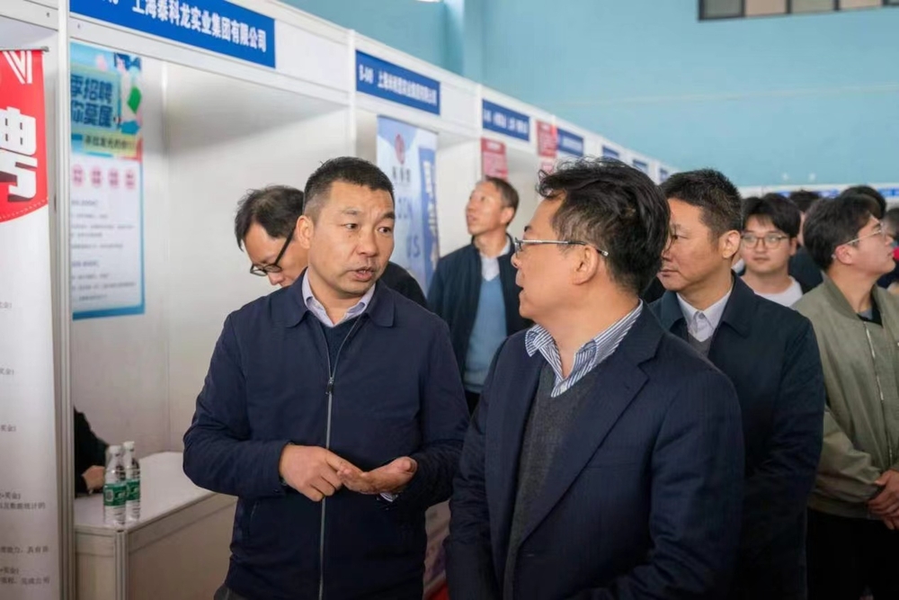 领导视察招聘会现场