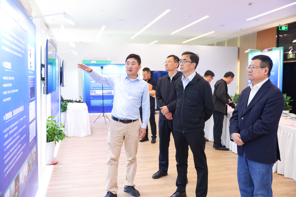 参观航科楼科研成果展厅