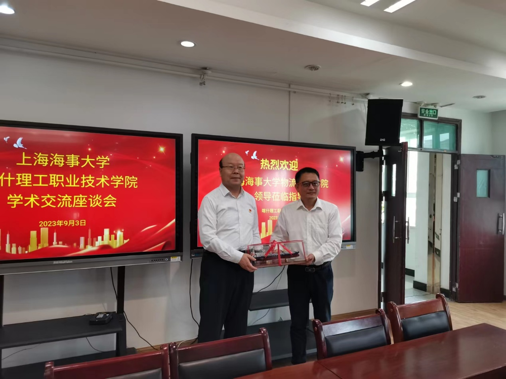 捐赠育明轮船模