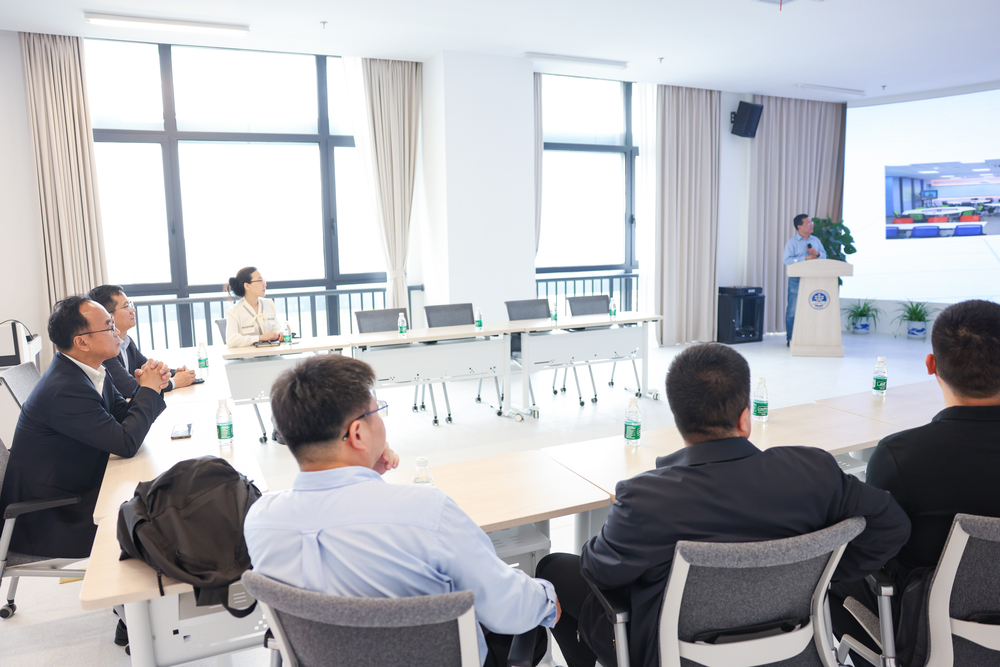 听取“云端海事大学”建设情况介绍