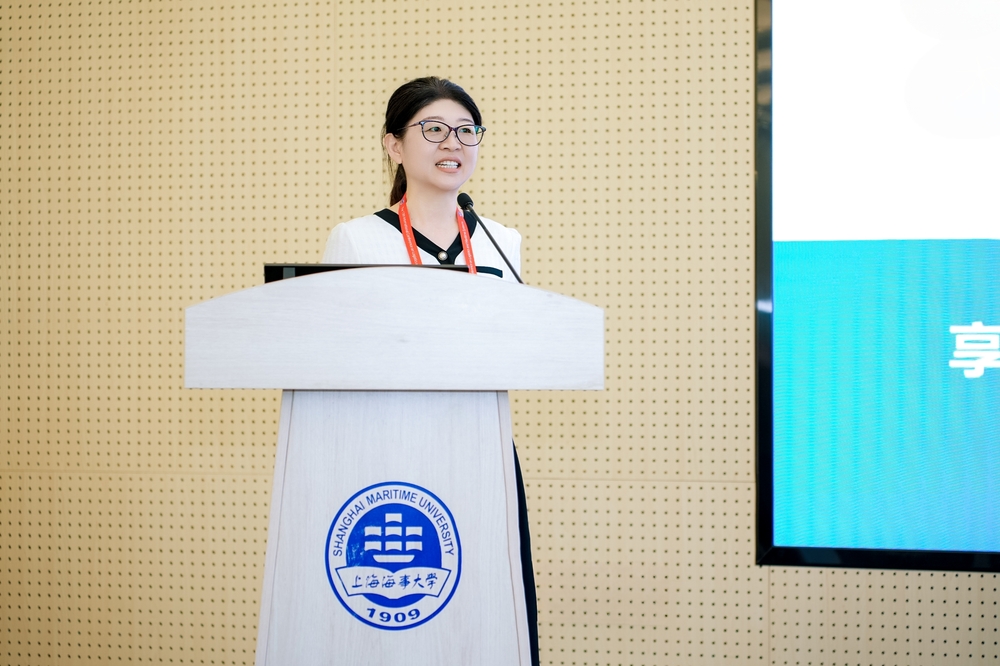 校人事处副处长王天真介绍学校情况