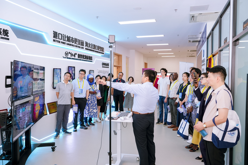 参会人员考察校数智化港航物流研究中心