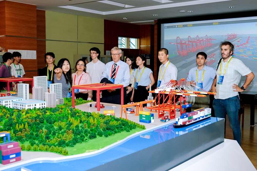 参会人员考察校地下物流技术研究中心