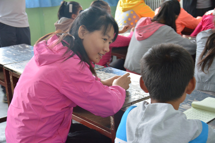 信息工程学院黄洪琼副教授与孩子们