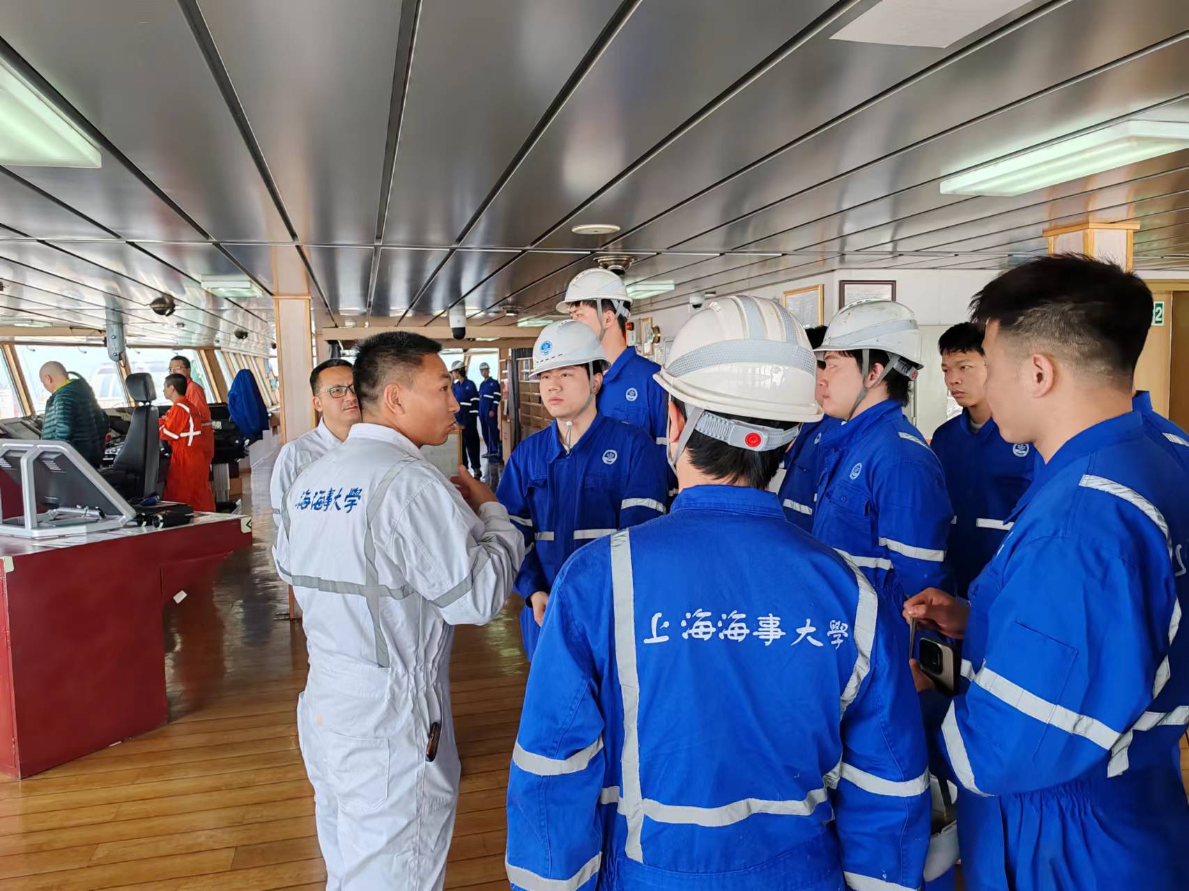 实习教官讲解船舶靠离泊操作