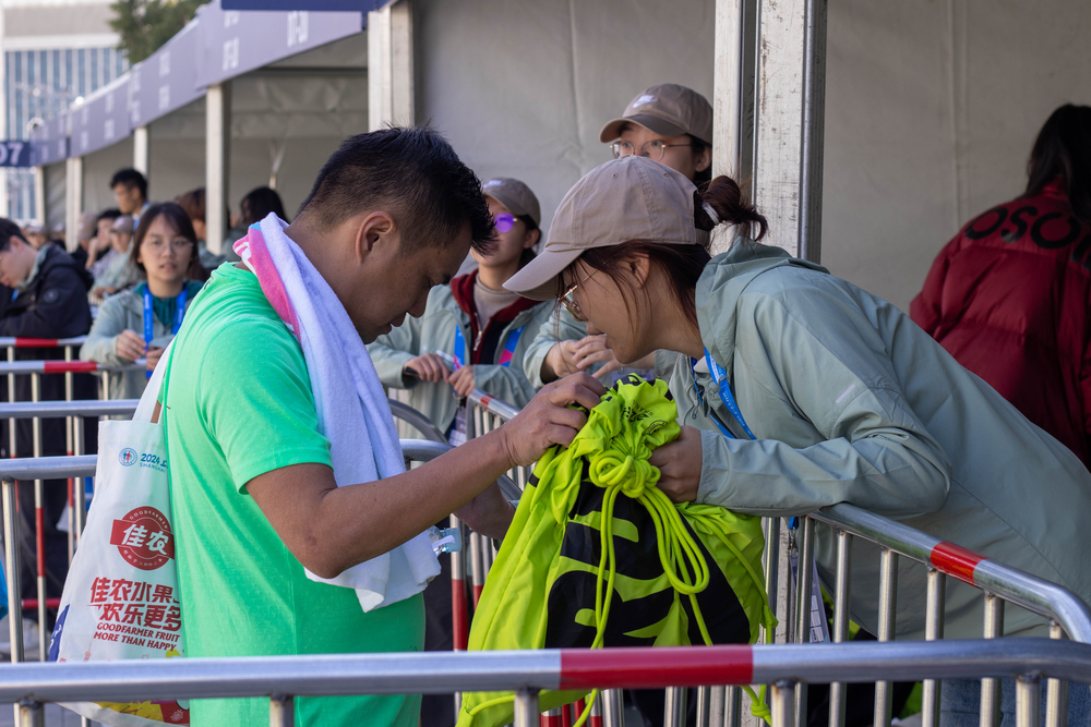 终点取衣包发放