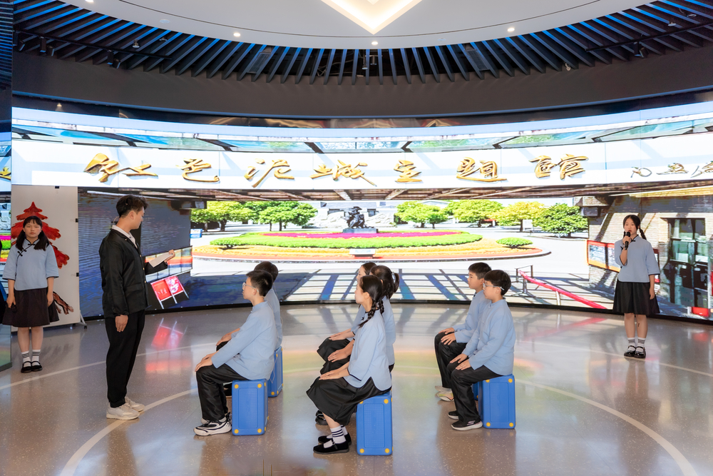 上海市浦东新区泥城小学表演《红色种子在泥城》