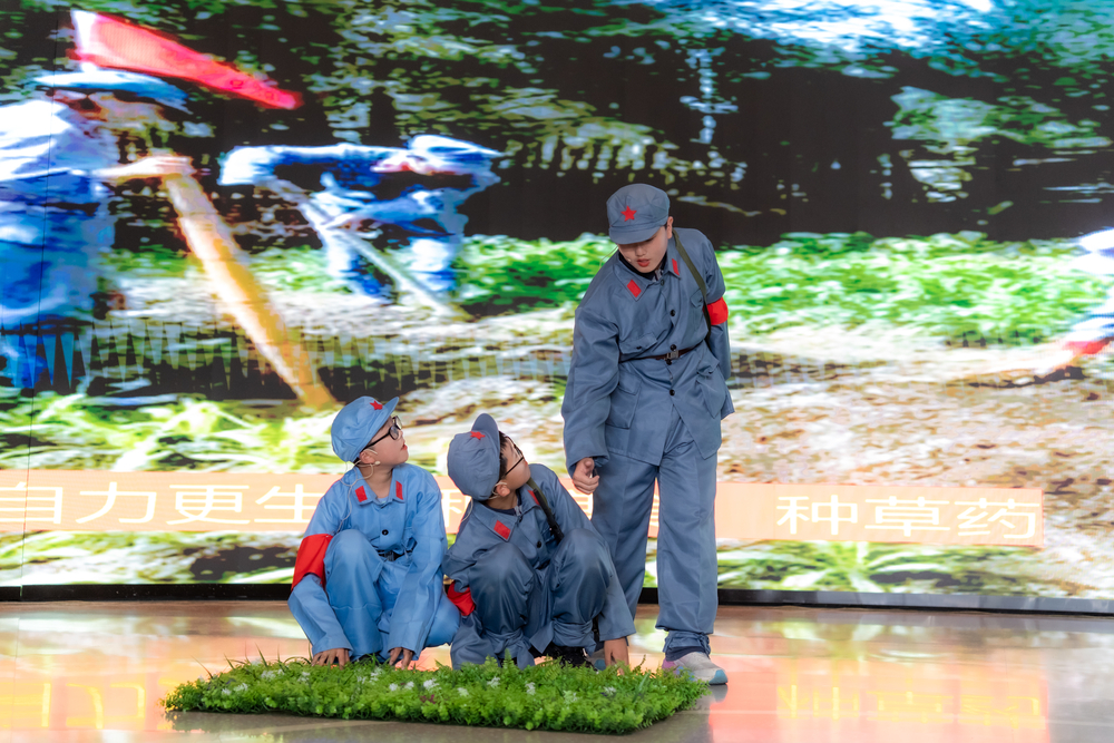 上海市泥城中学情景演绎《红杉树下》