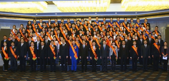 作为优秀大学生代表受到市委书记韩正接见