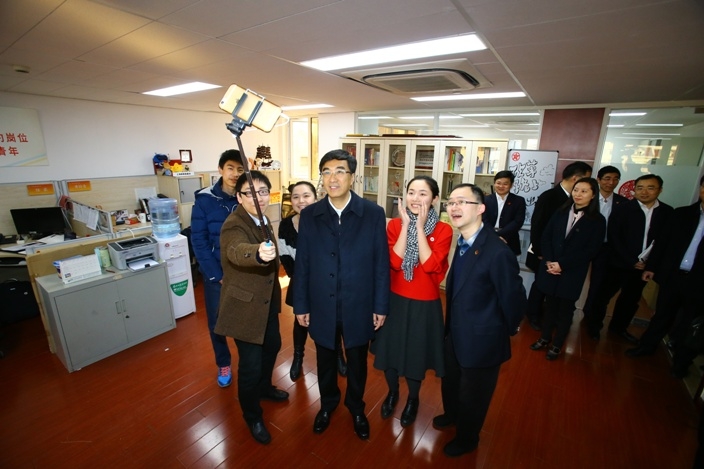 与团中央书记处第一书记秦宜智合影