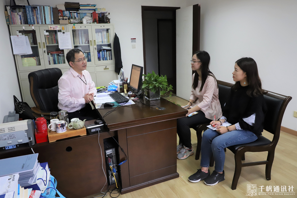 学生记者现场采访沈秋明老师