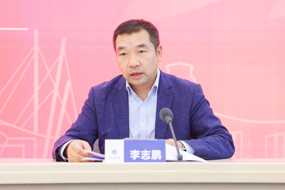 校党委副书记、副校长李志鹏主持报告