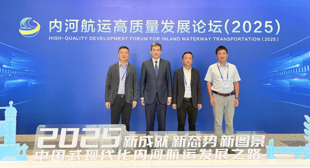 学校参会人员合影