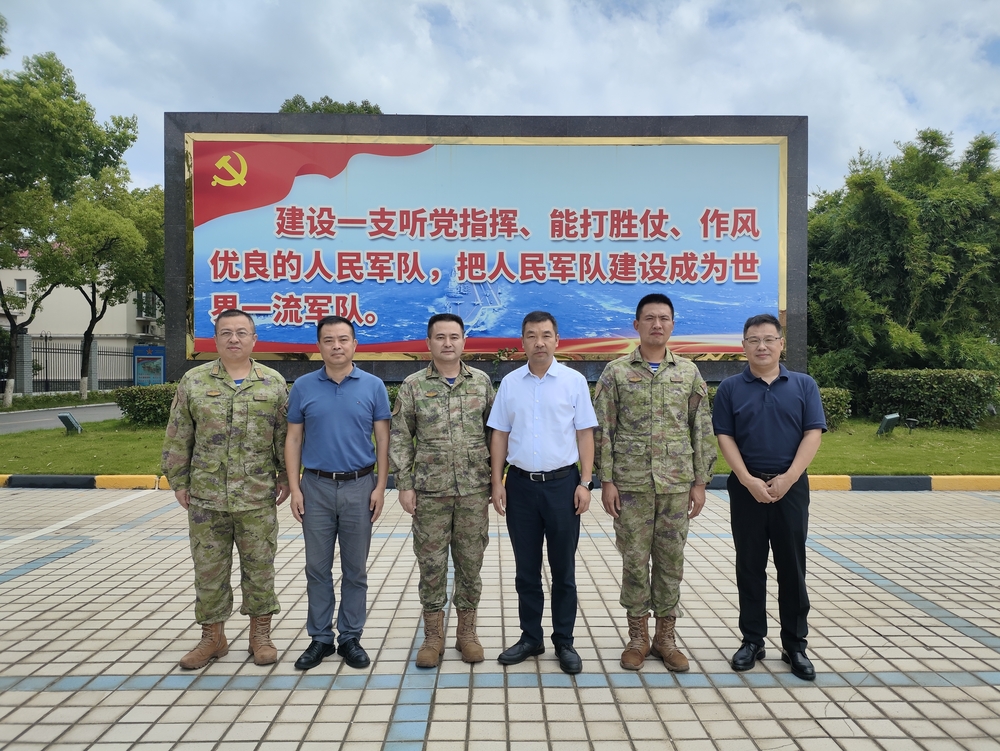 慰问中国人民解放军某部队合影