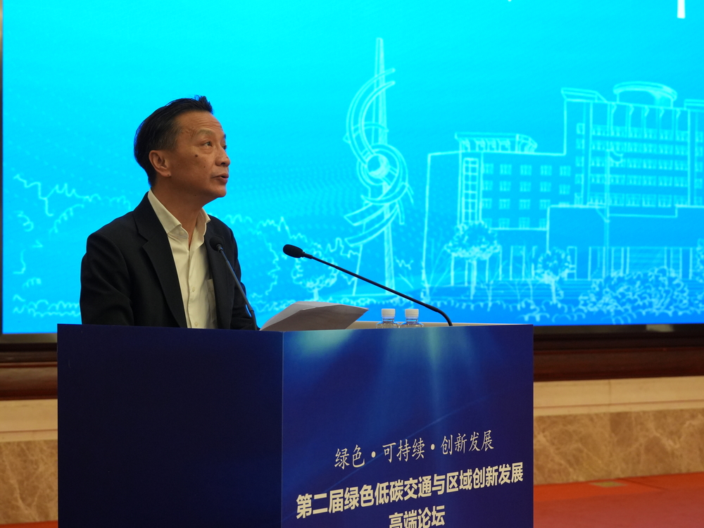 严伟副校长作主旨报告