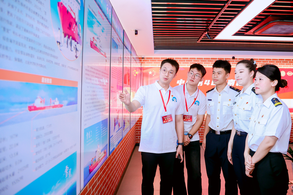 雪龙实践队参观中国第40次南极考察图片展