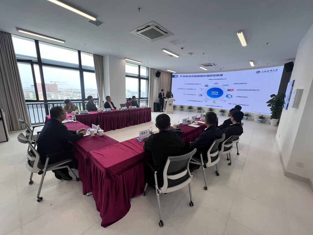 谢群威一行参观了学校海洋与法治数据基座研发中心