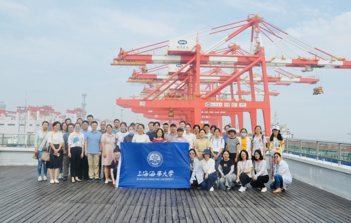 参观洋山港合影