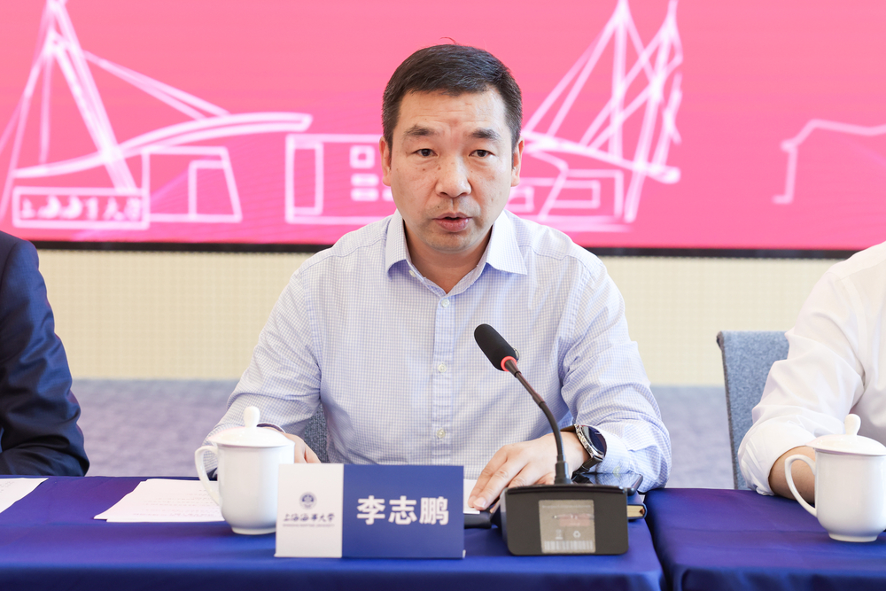 党委副书记、副校长李志鹏宣读获奖名单