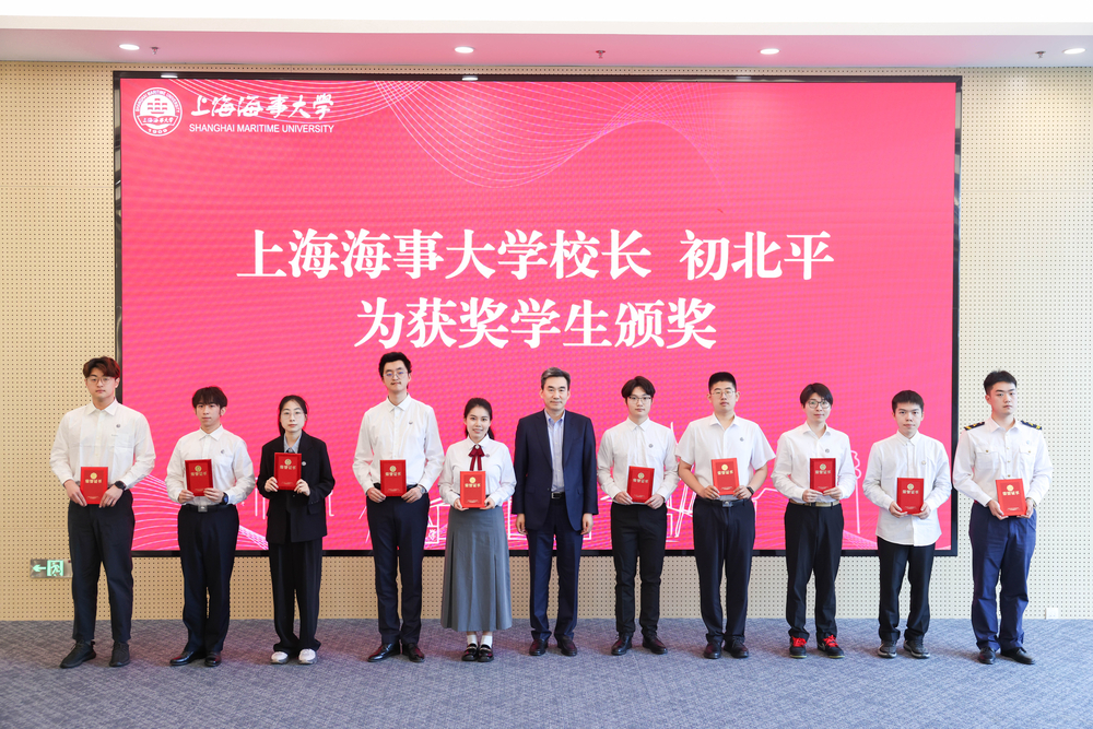 校长初北平颁发荣誉证书