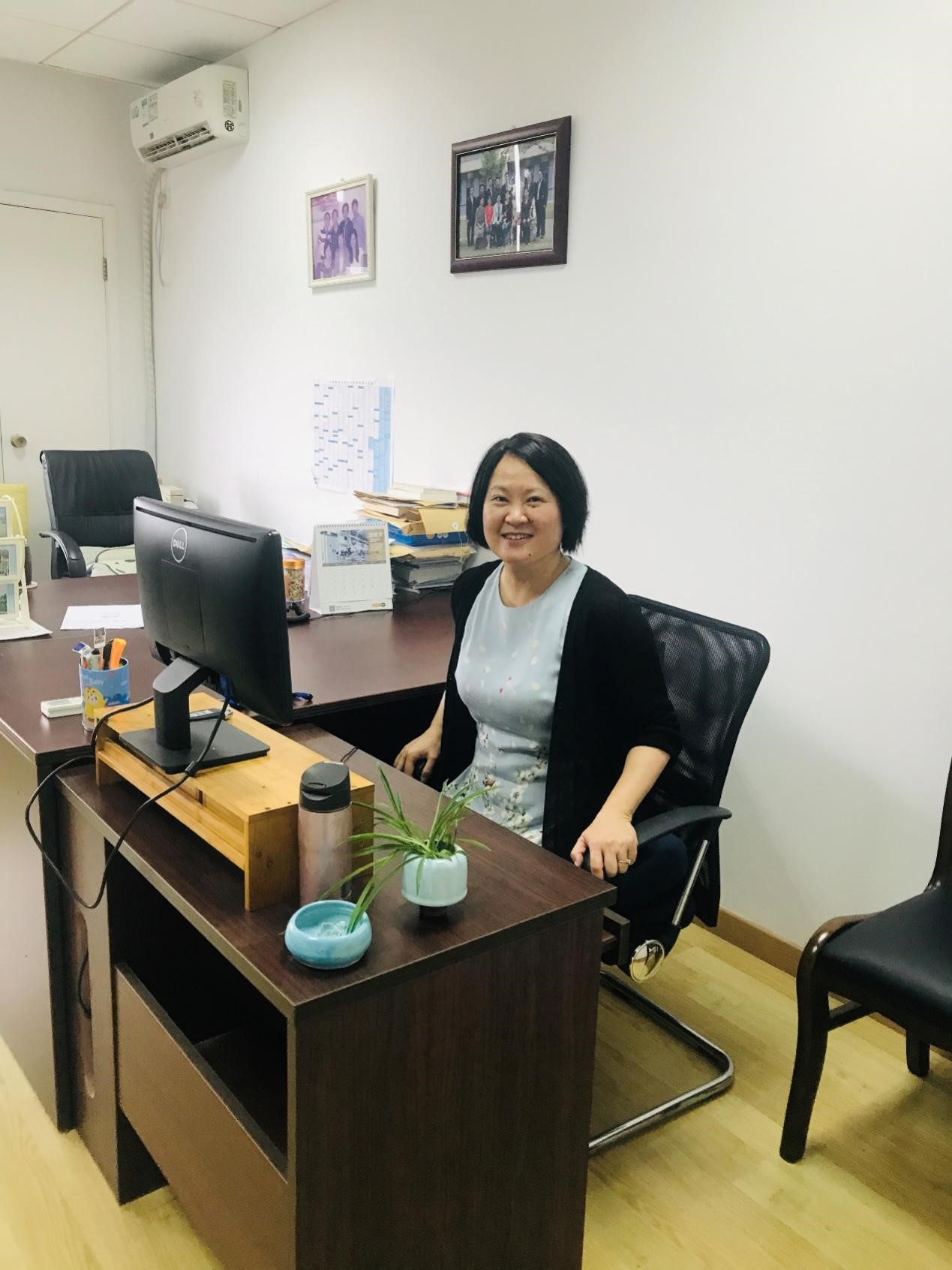 李青老师在办公室