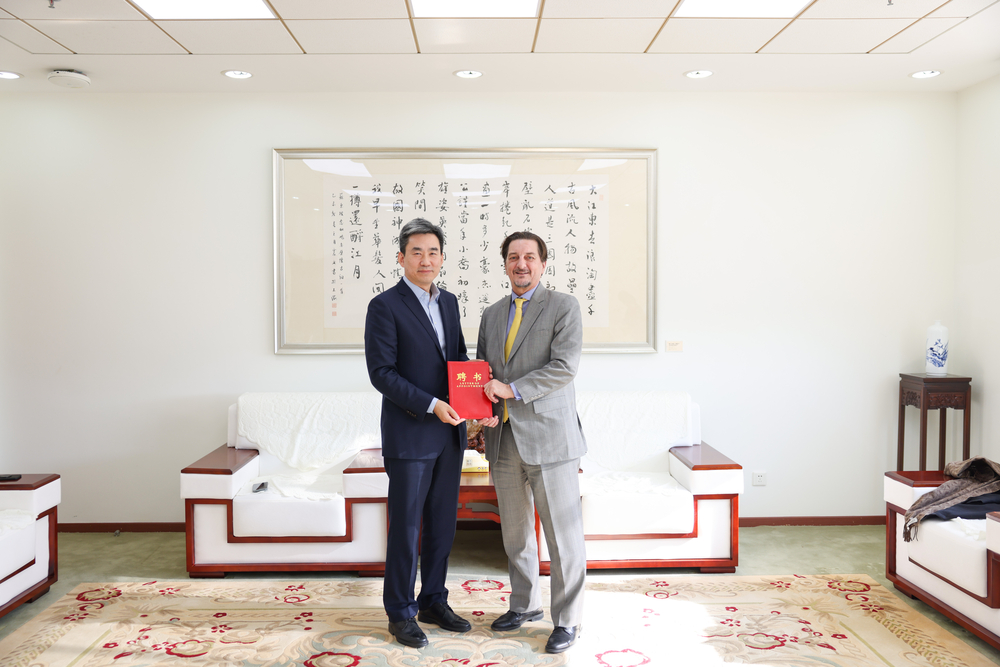 初北平校长为马丁·戴维斯教授颁发聘书